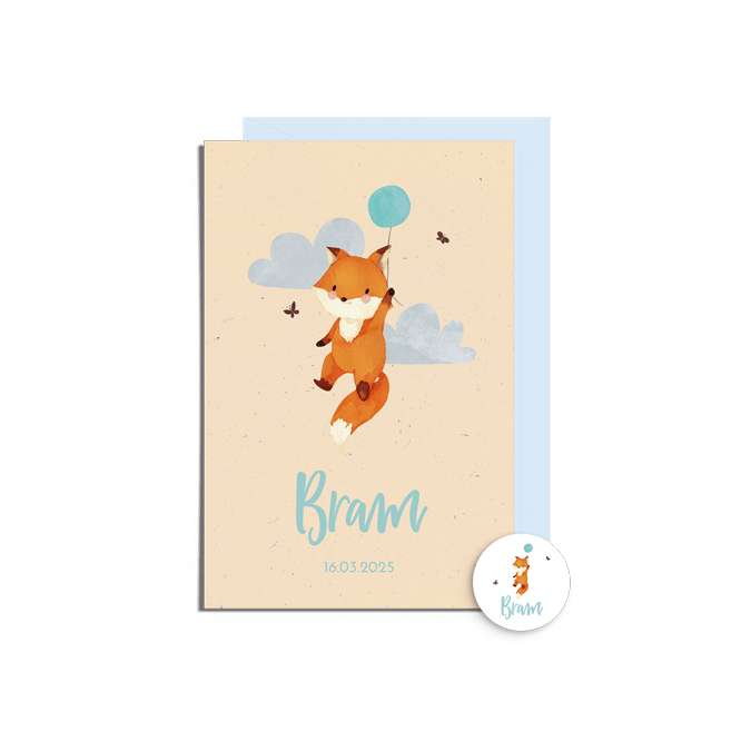 Lief babykaartje met vosje en blauwe ballon op gerecycleerd papier